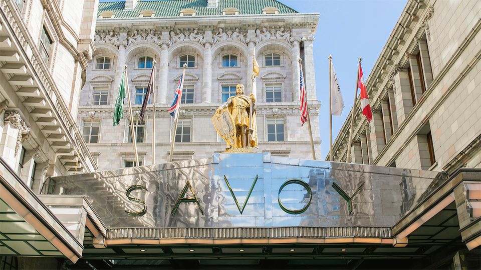 A statue of Peter II, Count of Savoy, overlooks the hotel's entrance.