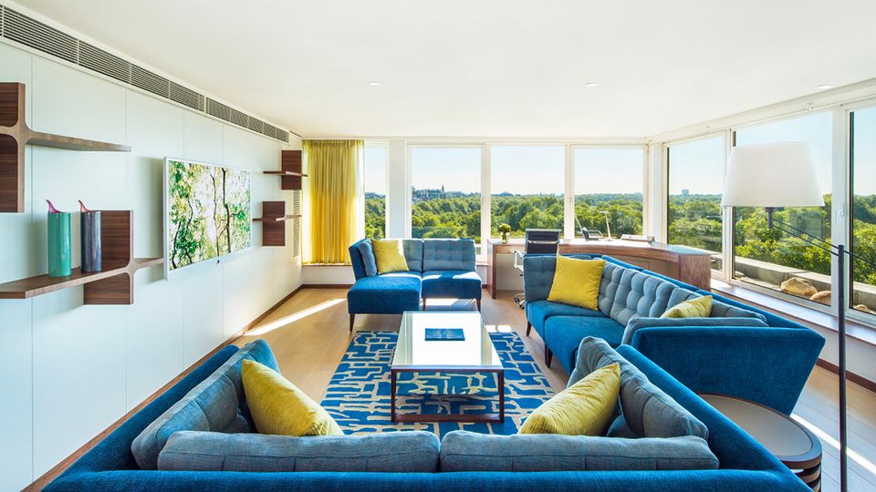 The COMO Suite enjoys a stunning outlook across Hyde Park.