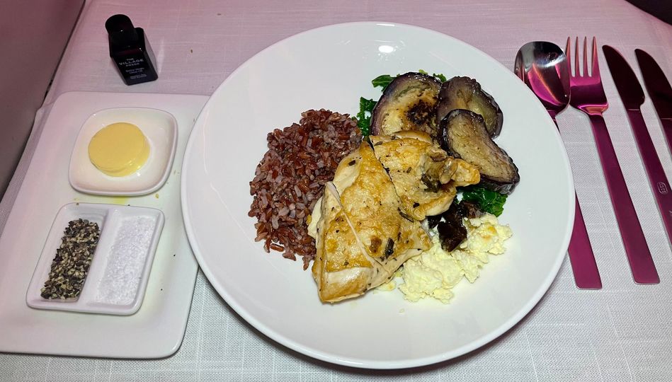 The delicious superfood salad with free-range chicken.