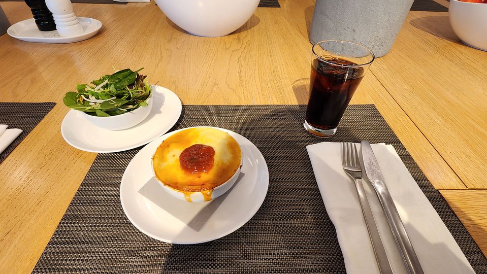 Shepherd's pie and a green leaf salad hit the spot.