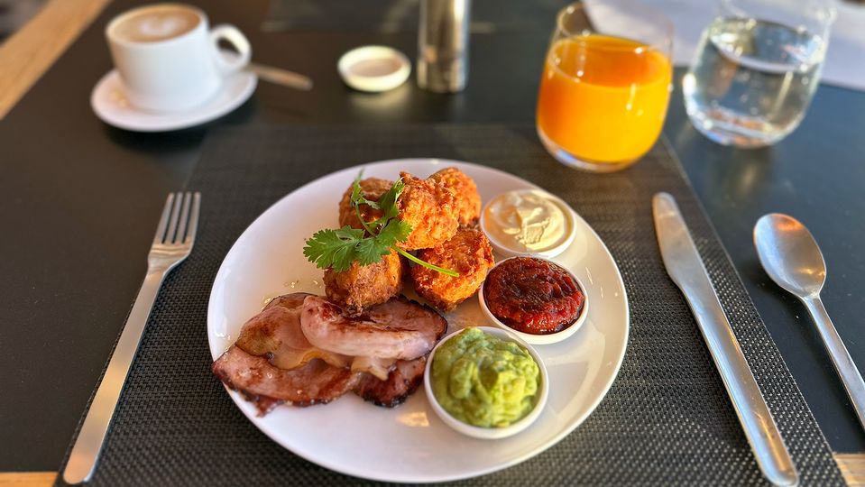 Corn fritters served with chilli jam, sour cream and guacamole. A lounge staple.