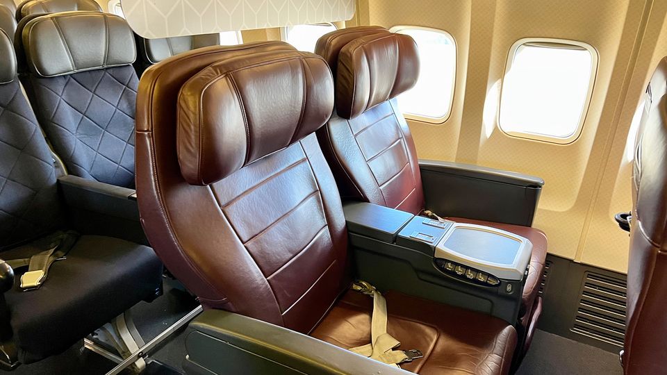 Business class onboard a Qantas Boeing 737.