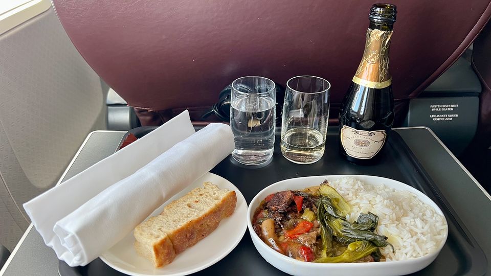 Lunch time service on a Qantas 737.